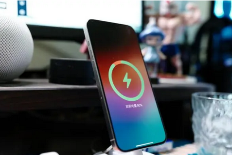 番阳镇苹果15换屏服务分享用什么充电器给iPhone15充电更好 